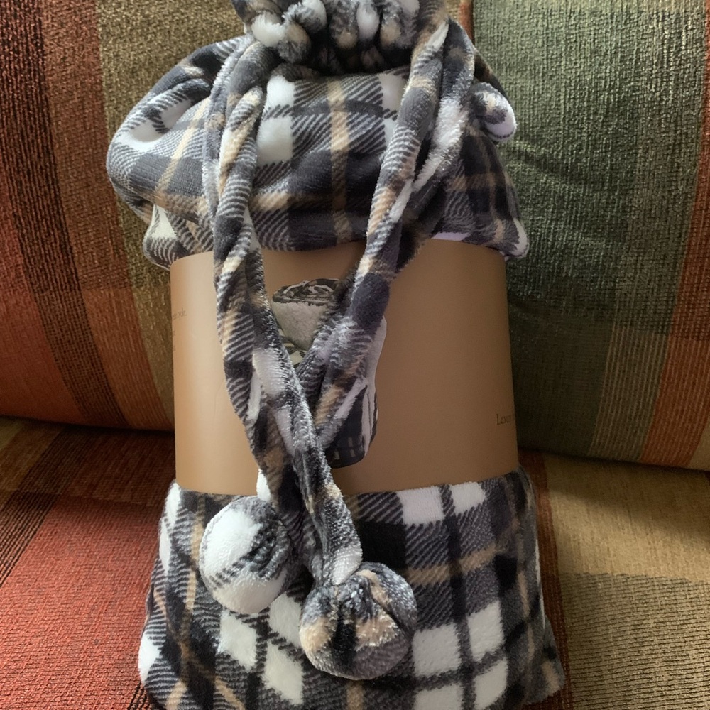 Plaid Fleece Blanket with Pom Poms